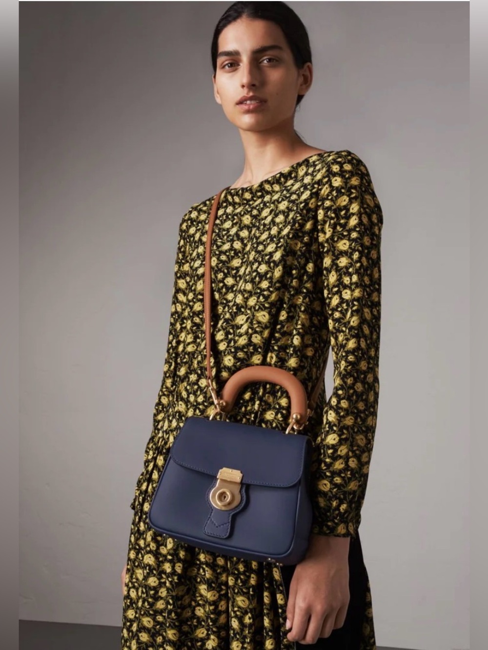 💙Burberry Small DK88 Ink Blue & Tan Leather Top Handle Bag - Picture 3 of 14